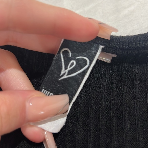 Windsor Black Cropped V-neck Top - Picture 4 of 6